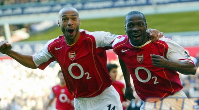 תיירי הנרי חוגג עם לאורן. גם היום הוא עדיף על כל ילד של ונגר (רויטרס)