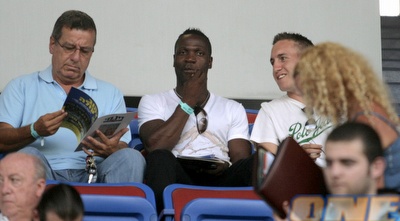 לאורן צופה במשחק (אור שפונדר)