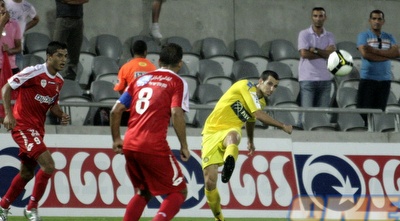 יובל שפונגין מגביה עוד כדור לרחבה של סכנין (אור שפונדר)