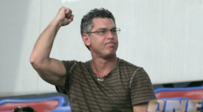 מיץ&acute; גולדהאר והאגרוף מונף אל על. סימן ההיכר של הבעלים החדש? (אור שפונדר)