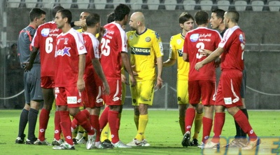 שחקני סכנין מתווכחים עם השופט (אור שפונדר)