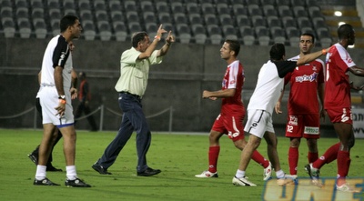 ערן קוליק מורה לשחקניו לחזור למגרש (אור שפונדר)