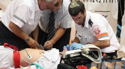 לרמן מטופל ע&qout;י אנשי מגן דוד אדום (גיא בן זיו)