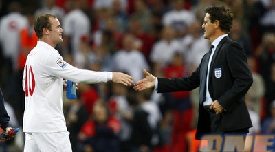 פאביו קאפלו לוחץ את ידו של וויין רוני. מסי מרעיף מחמאות עליהם (רויטרס)