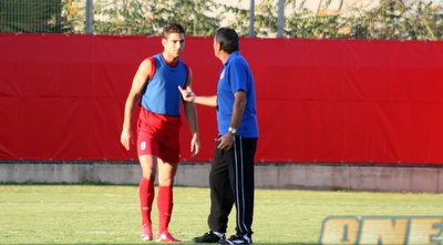 אלי גוטמן מתדרך את שכטר. הטקטיקה שלו טובה לאירופה (רועי גלדסטון)