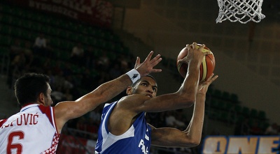 פופוביץ´ מנסה לשמור על באטום (רויטרס)