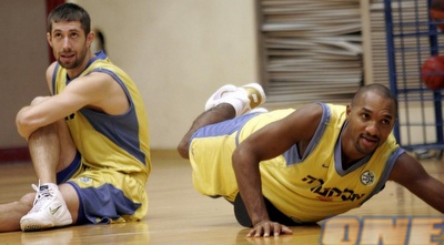 שארפ מתמתח ליד הרכז הנוסף של הקבוצה, &qout;הגענו למקום טוב&qout; (בעז גורן) שארפ מתמתח ליד הרכז הנוסף של הקבוצה, &qout;הגענו למקום טוב&qout; (בעז גורן)