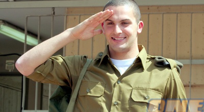 בן סהר במדי צה&qout;ל. ילד מול תקשורת וצבא, מלחמה מתישה (עדי בן ברון)