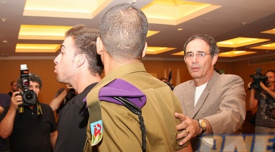 האוהדים מורחקים על ידי אריאל שיימן (דרור עינב) האוהדים מורחקים על ידי אריאל שיימן (דרור עינב)