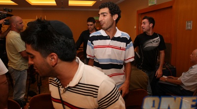 אוהדי בית&qout;ר מורחקים ממסיבת העיתונאים (דרור עינב) אוהדי בית&qout;ר מורחקים ממסיבת העיתונאים (דרור עינב)