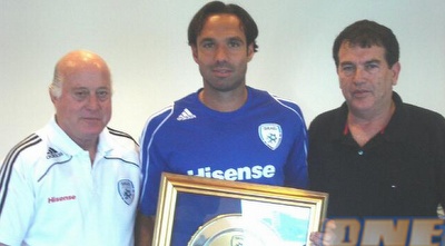 ניר דוידוביץ&acute; מקבל צלחת הוקרה מקשטן וסטוצ&acute;ינסקי