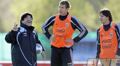 מראדונה באימון נבחרת ארגנטינה. יהיה כשיר למונדיאל... (רויטרס)