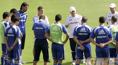 קשטן מתדרך את הנבחרת הלאומית. גם שם לא הבריק (אמיר לוי)