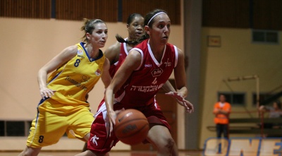 לני סלווין עם הכדור. אורנית שוורץ מאחור (קובי אליהו)