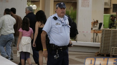 &qout;האנשים החלו לזרום אלינו הביתה&qout; (אור שפונדר)