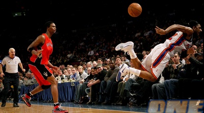 כריס בוש משקיף. הצטיין, אך נכנע לפייסרס (GettyImages)