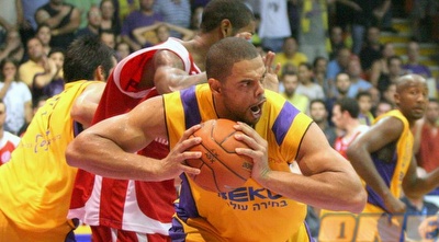 תומאס אחרי עוד ריבאונד. שחקן ציר מנוסה (קובי אליהו)