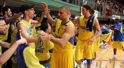 מכבי ת&qout;א חוגגת (אמיר לוי)