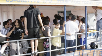 אוהדי מכבי ת&qout;א מסתערים על הקופות בקרית שלום (אור שפונדר) אוהדי מכבי ת&qout;א מסתערים על הקופות בקרית שלום (אור שפונדר)