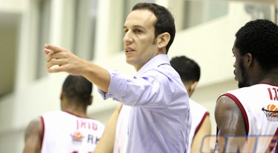 עודד קטש מכוון את השחקנים (אמיר לוי)