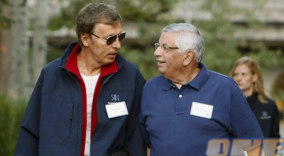 קרונקי והחבר דייויד סטרן. בקרוב שליטה על ארסנל? (רויטרס)