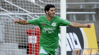 שלומי אזולאי חוגג במדי כפ&qout;ס. ייכנס לנעליים של ארבייטמן? (אלעד ירקון) שלומי אזולאי חוגג במדי כפ&qout;ס. ייכנס לנעליים של ארבייטמן? (אלעד ירקון)