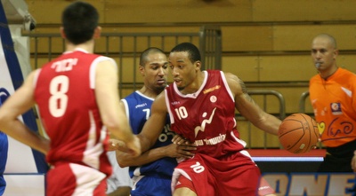 דוואל עם הכדור. מכיר היטב את שון וויליאמס (קובי אליהו)