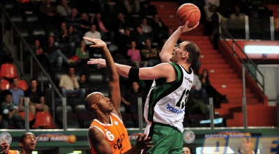 קוז&acute;יקרו בימיו בחיפה (אלעד ירקון)