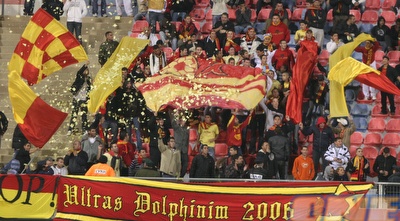 אוהדי אשדוד. יוכלו לדחוף את קבוצתם מול הפועל חיפה? (קובי אליהו)