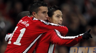 ואן פרסי ונאסרי חוגגים. חבר חדש לחוד של ארסנל (רויטרס) ואן פרסי ונאסרי חוגגים. חבר חדש לחוד של ארסנל (רויטרס)