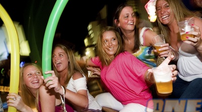 רוקדים בווינה (רויטרס) רוקדים בווינה (רויטרס)