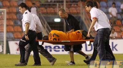 אבו זייד מפונה מהמגרש. עדיין פצוע בשריר הירך (אמיר לוי) אבו זייד מפונה מהמגרש. עדיין פצוע בשריר הירך (אמיר לוי)