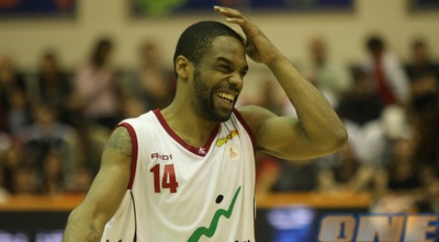 אייזיאה סוואן. &qout; (דרור עינב)