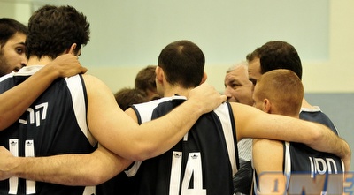 שחקני באר יעקב לפני המשחק (אלעד ירקון)