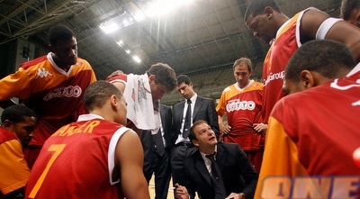 ג´נטילה והשחקנים שלו במהלך פסק הזמן (GettyImages) ג´נטילה והשחקנים שלו במהלך פסק הזמן (GettyImages)
