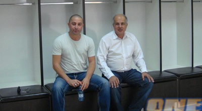 בן זקן ולוזון בחדר ההלבשה של אשדוד (האתר הרשמי של מ.ס. אשדוד) (ONE)