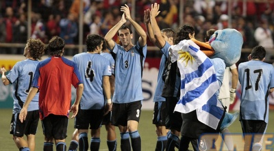 אורוגוואי חוגגת ניצחון בקוסטה-ריקה (רויטרס)