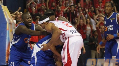 קטטה בין תומפסון לבלצ´ר (גיא בן זיו)