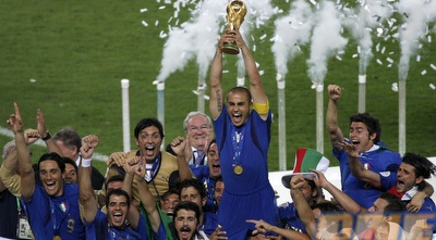 איטליה מניפה את גביע העולם ב-2006 (רויטרס)