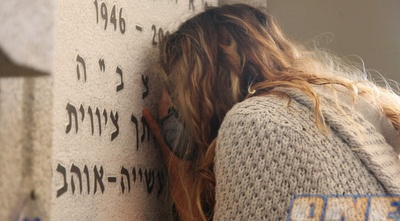 שרון פנאן בוכה על המצבה של מוני  (דרור עינב)