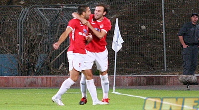 שכטר ונאתכו חוגגים. הקשר מעדיף לשחק בחלק הקדמי יותר  (רועי גלדסטון)