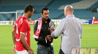 שביט אלימלך מקבל פסלון הוקרה מאמיר לובין ו-ואליד באדיר (רועי גלדסטון) שביט אלימלך מקבל פסלון הוקרה מאמיר לובין ו-ואליד באדיר (רועי גלדסטון)