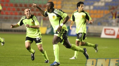 ורד עם טל ותמוז. הגיע לבית&qout;ר בשיא פריחתה (גיא בן זיו)