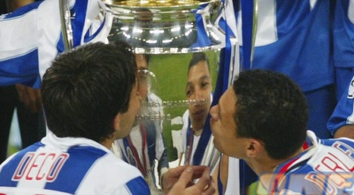 דקו מנשק את גביע אירופה לאלופות. פורטו הדהימה את כל אירופה (GettyImages)