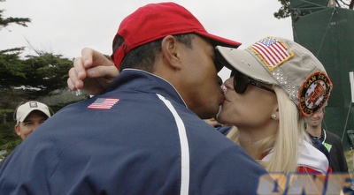 וודס ואישתו. נישק גם אותה, בין היתר... (רויטרס) וודס ואישתו. נישק גם אותה, בין היתר... (רויטרס)