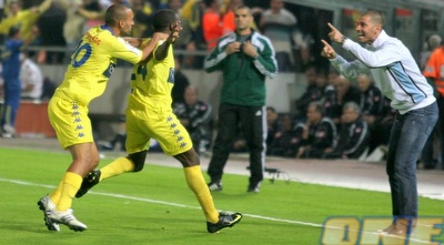 שחקני מכבי תל אביב חוגגים עם נמני (אור שפונדר)