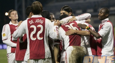 שחקני אייאקס חוגגים (רויטרס)