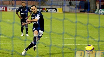 גיא צרפתי בועט את הפנדל (קובי אליהו)