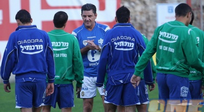 ג´ון גרגורי מעביר אימון ראשון בנצרת (עמית מצפה)