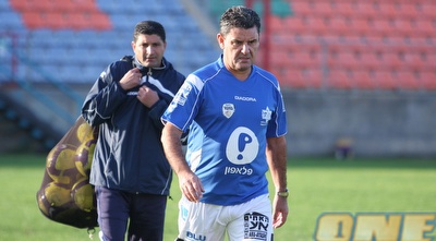 ג&acute;ון גרגורי ונג&acute;ואן גרייב עולים על כר הדשא בעילוט (עמית מצפה)